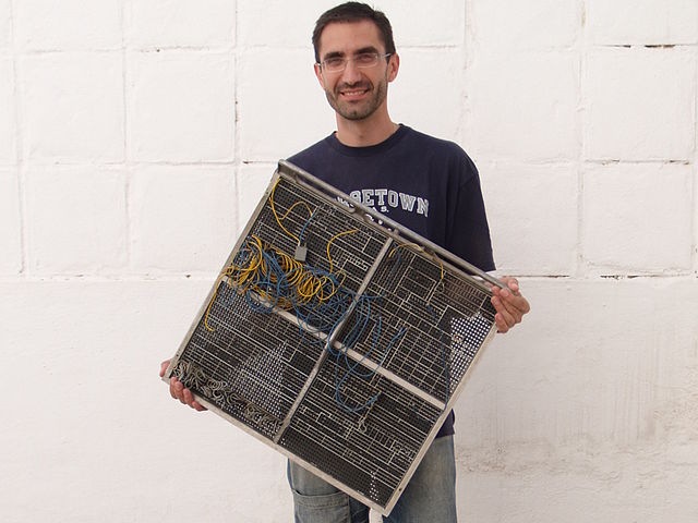 640px-Man_holding_an_IBM_control_panel.ds.jpg